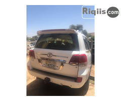 gaadhi iiba Toyota v8  Hargeisa car for sale - Image 2